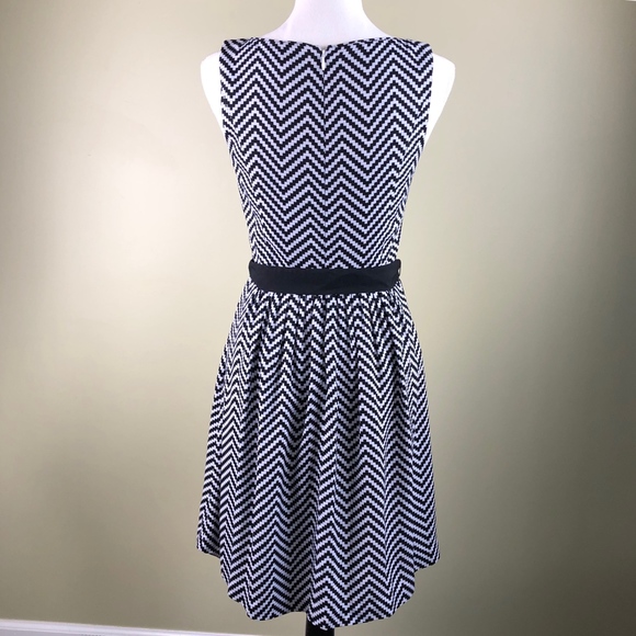 WHBM Black & White Lined Chevron Dress Size 2 EUC! - Picture 5 of 7